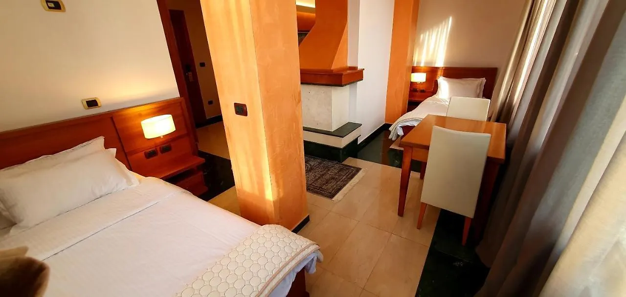 ****  Nov Hotel Tirana Albánia